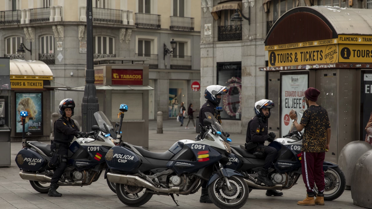 Испанската полиция арестува 121 души в една от най големите операции
