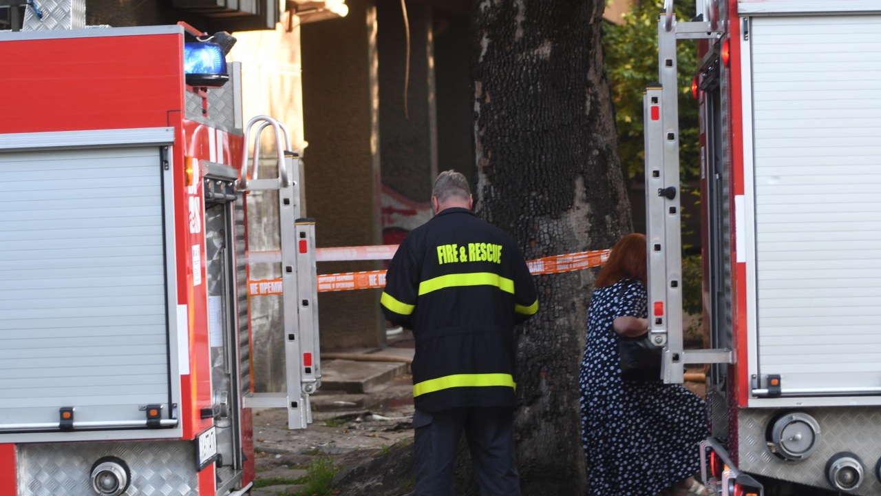 Пожарникари спасиха 90-годишен мъж, паднал върху покрив в Летница, съобщиха