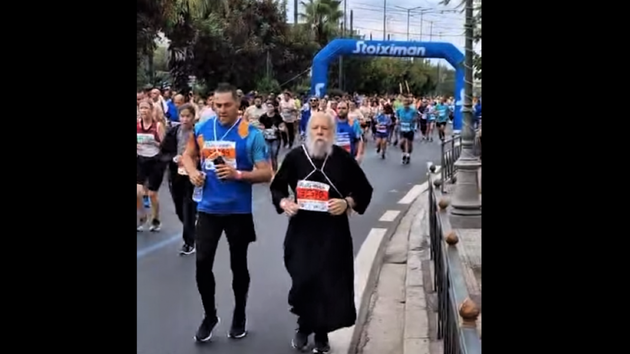 Архимандрит на 65 години се включи в 5-километров маратон, облечен