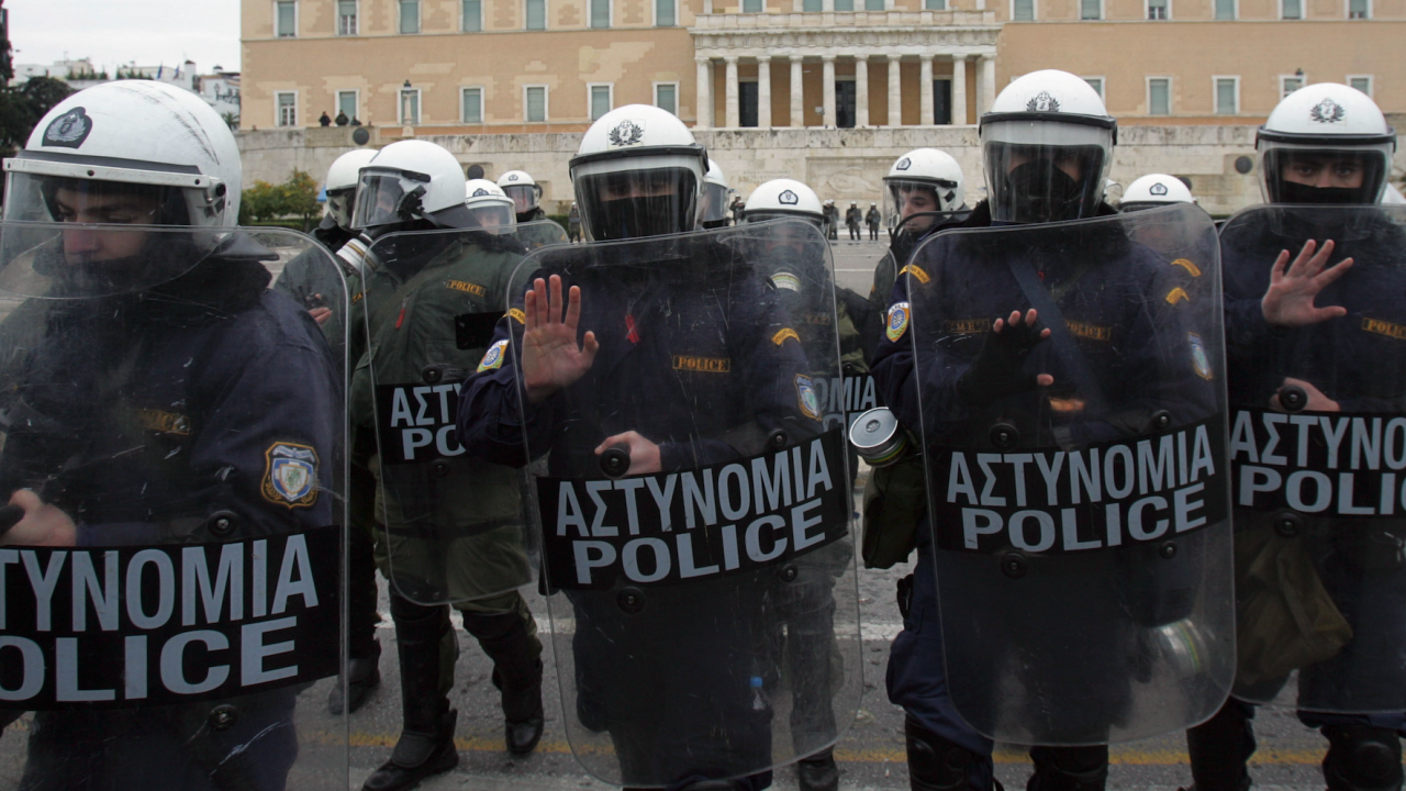 Бунт на ромите в Гърция, след като полицай застреля непълнолетен
