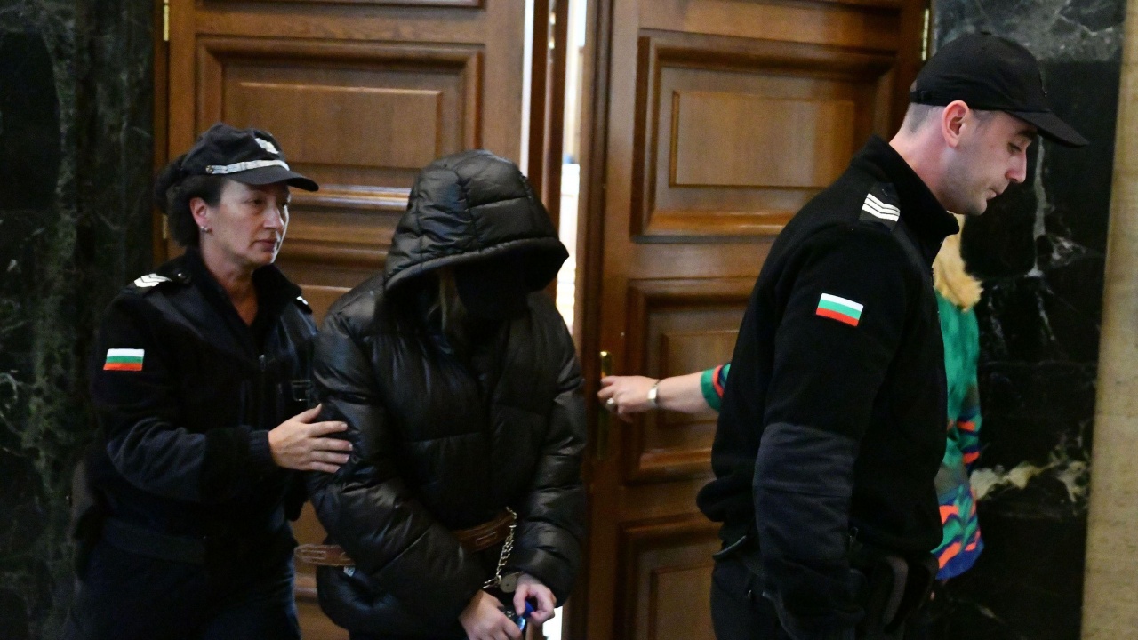 Ивет Стайкова целуна ръката на другата си баба в съда, хвърли се в прегръдките ѝ плачейки