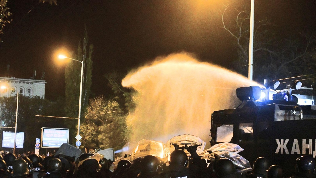 Ескалация на протеста срещу БФС, полицията използва водно оръдие, има много ранени, горя полицейски бус
