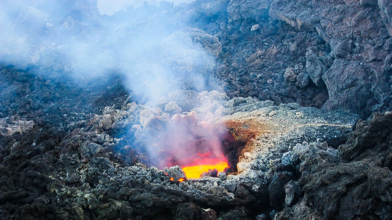 Вулканът Етна изригна изхвърляйки лава и пепел над Сицилия  
Огромен стълб