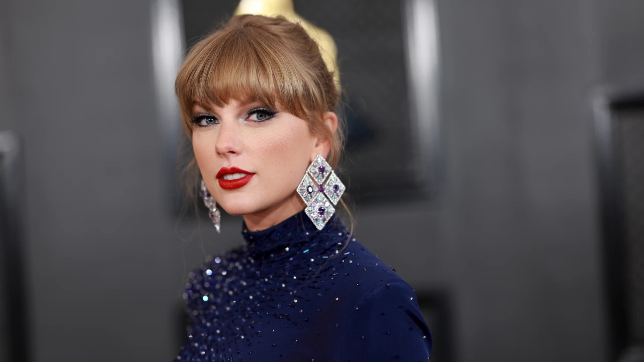 Певицата Тейлър Суифт оглавява класацията на Билборд за албуми за