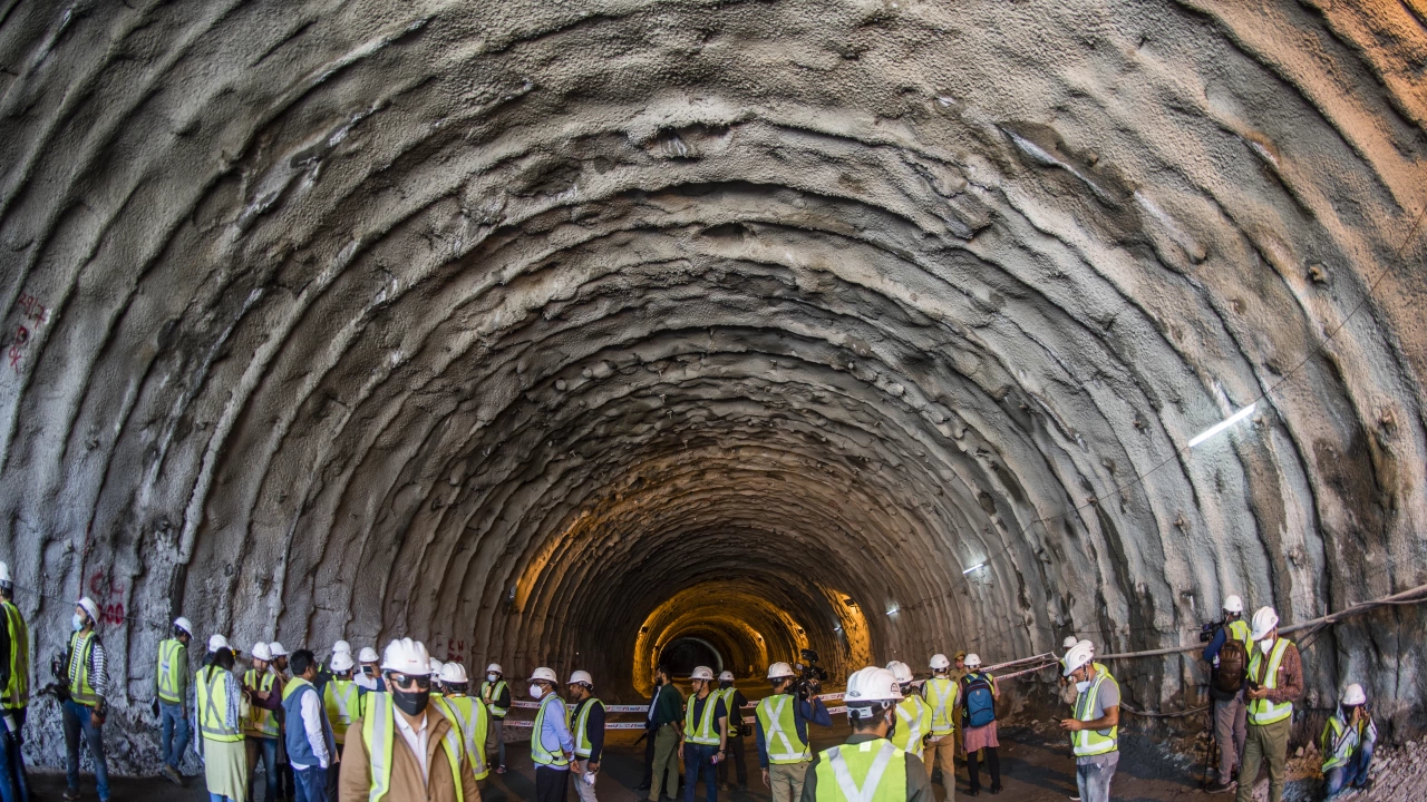 Тече спасителна акция след срутване на тунел в Северна Индия