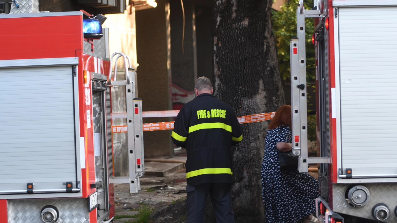 Пожарникари спасиха 90 годишен мъж паднал върху покрив в Летница съобщиха