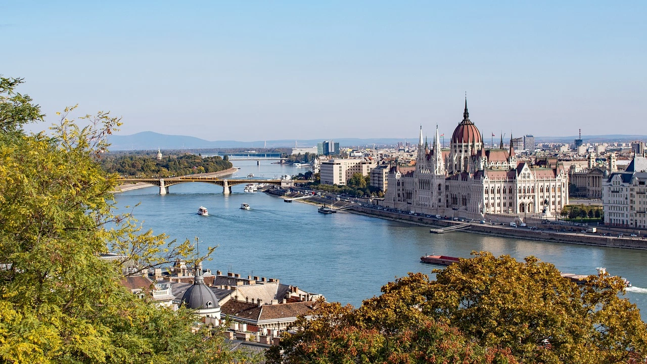 Унгарската икономика се е свила за трето поредно тримесечие за