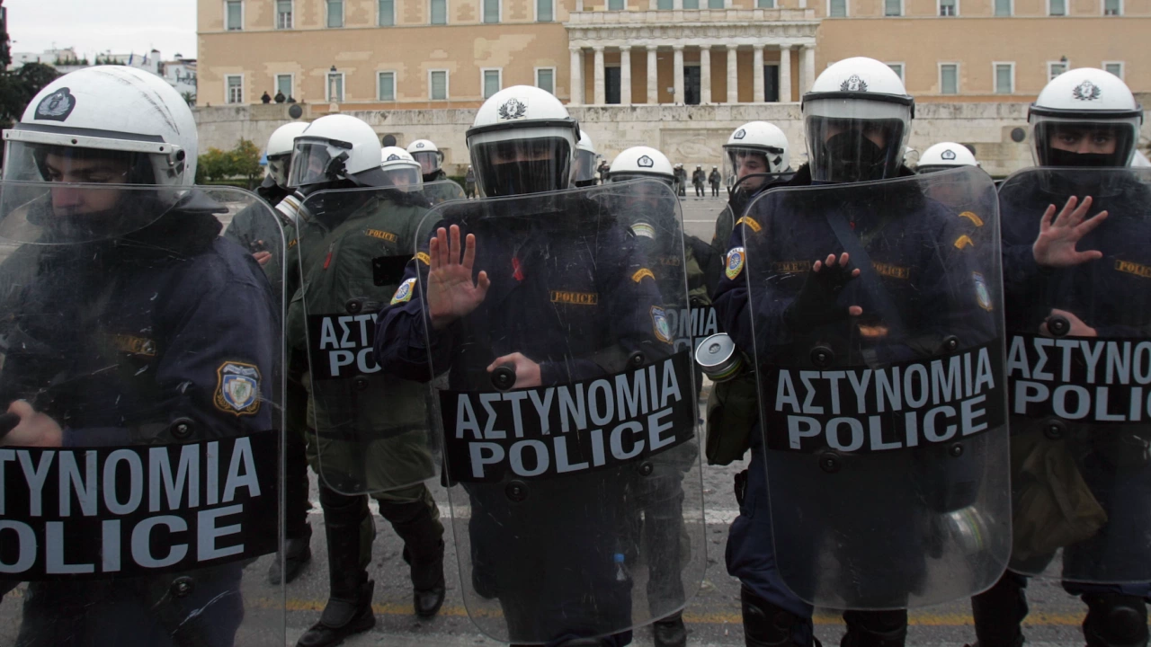 Бунт на ромите в Гърция след като полицай застреля непълнолетен