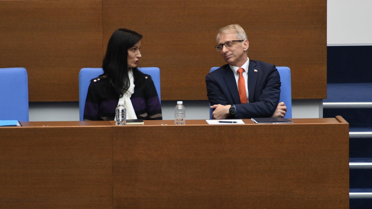 Заради исканата оставка: Вътрешният министър се среща с премиера Денков и Мария Габриел