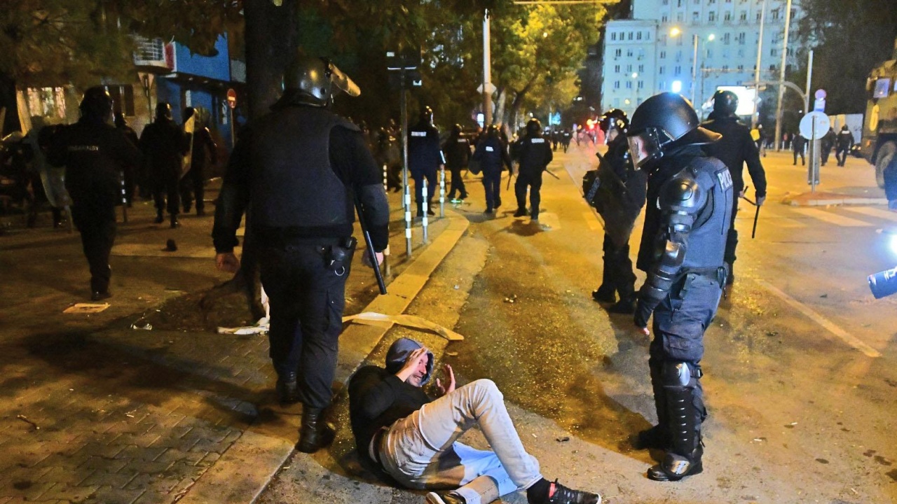 Мъж твърди, че е нападнат без вина от полицаи в нощта на протестите срещу БФС