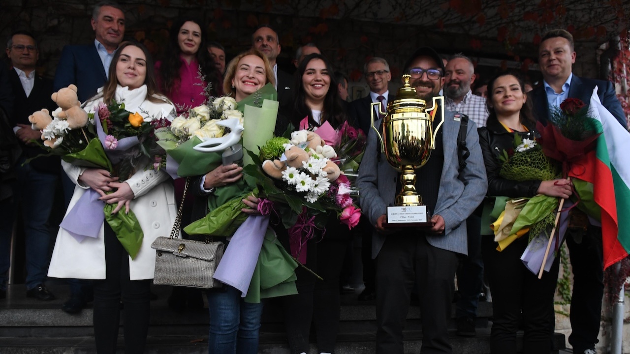 Европейските шампионки по шахмат кацнаха на родна земя