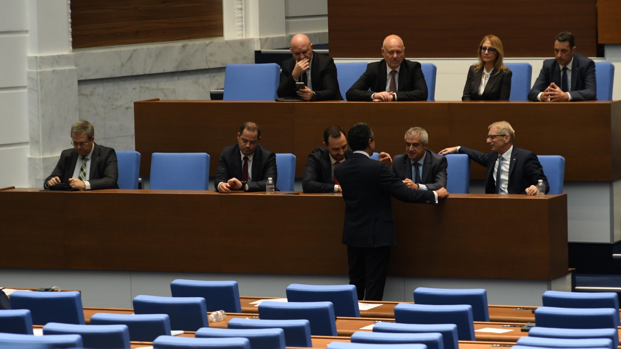 Депутатите отхвърлиха и втория вот на недоверие срещу кабинета Денков. 
Той