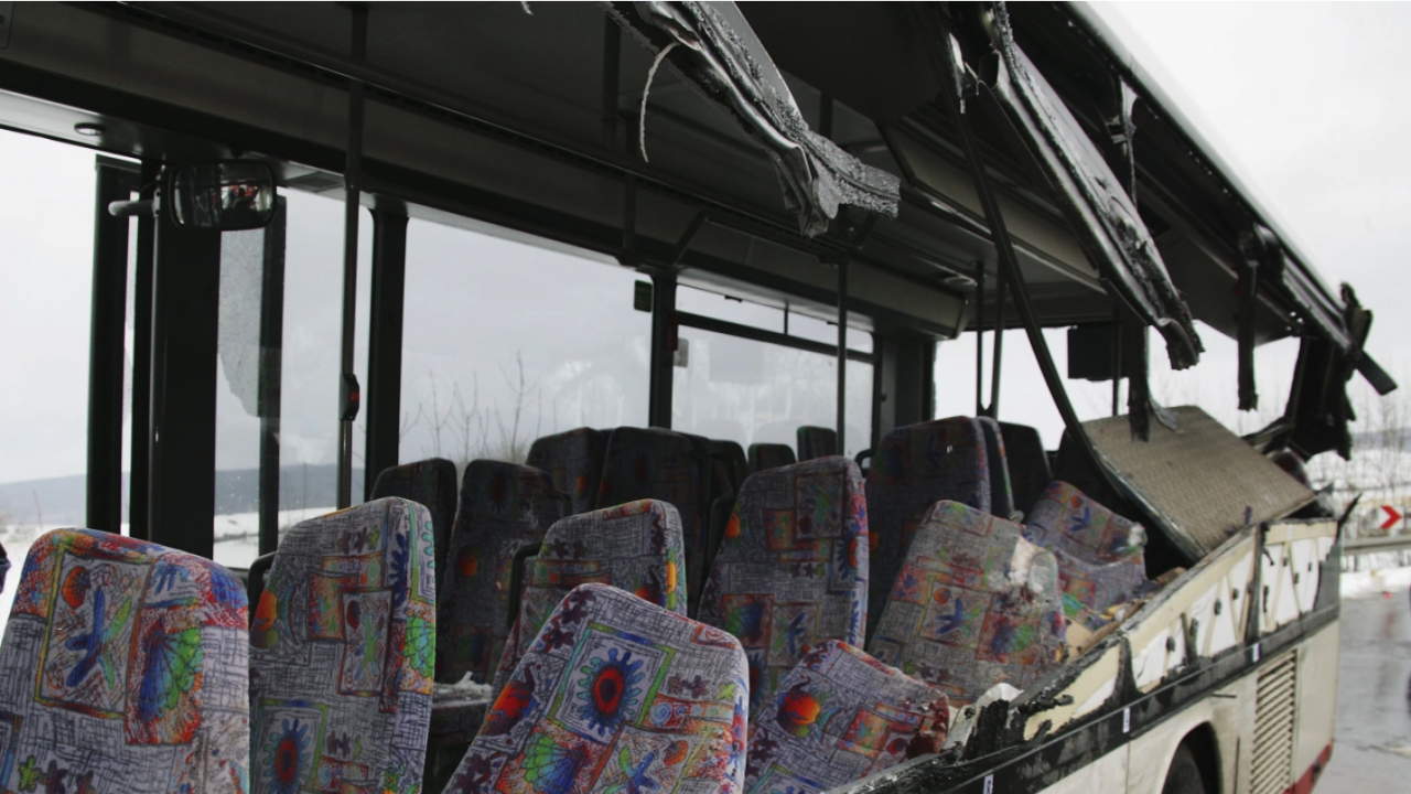 Автобус с 16 деца катастрофира край Дряново, шофьорът е загинал