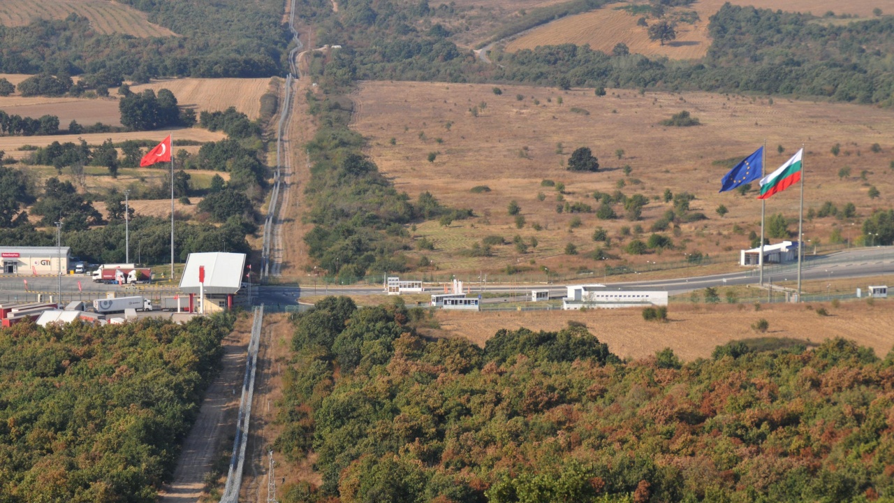 Властите на ГКПП Хамзабейли/Лесово на българо-турската граница са разкрили група