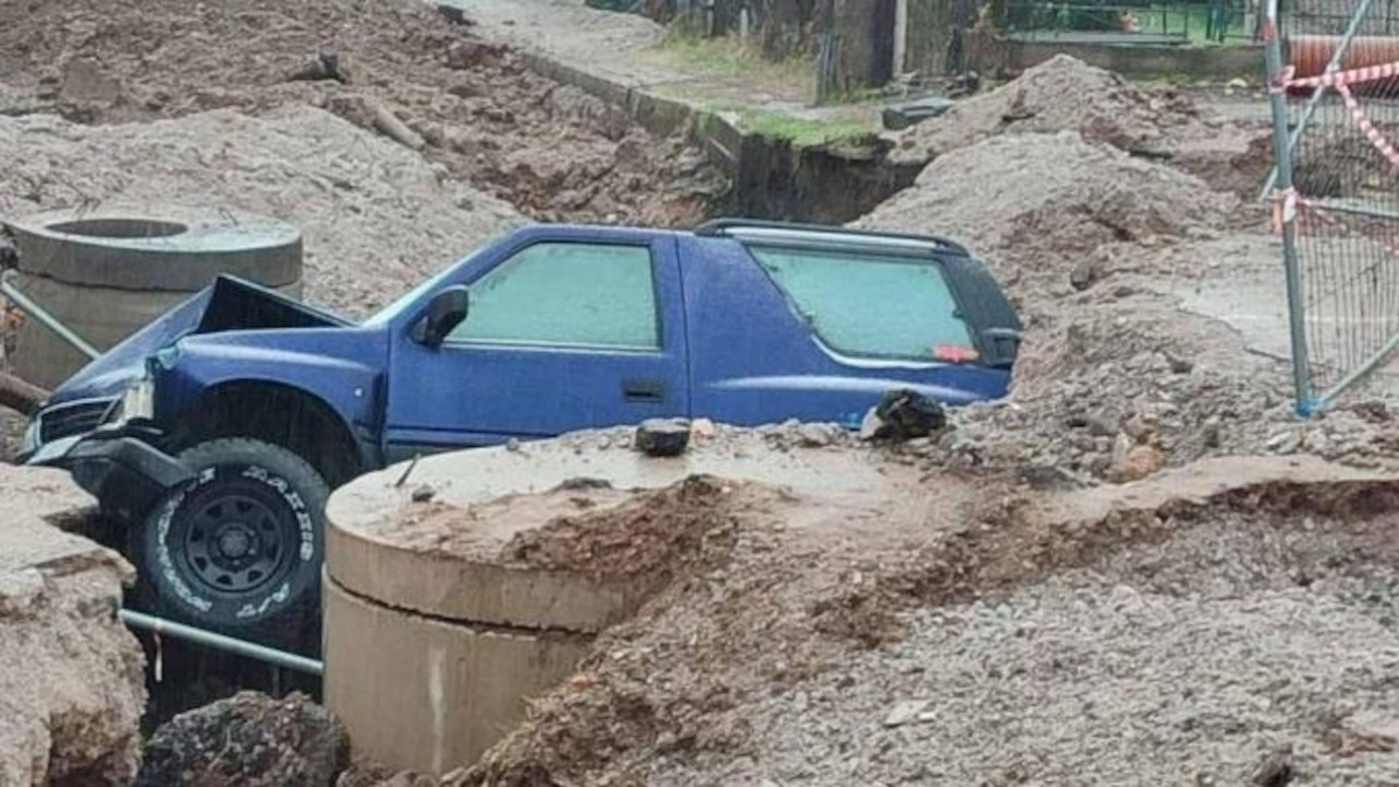 Автомобил падна в изкоп в Перник