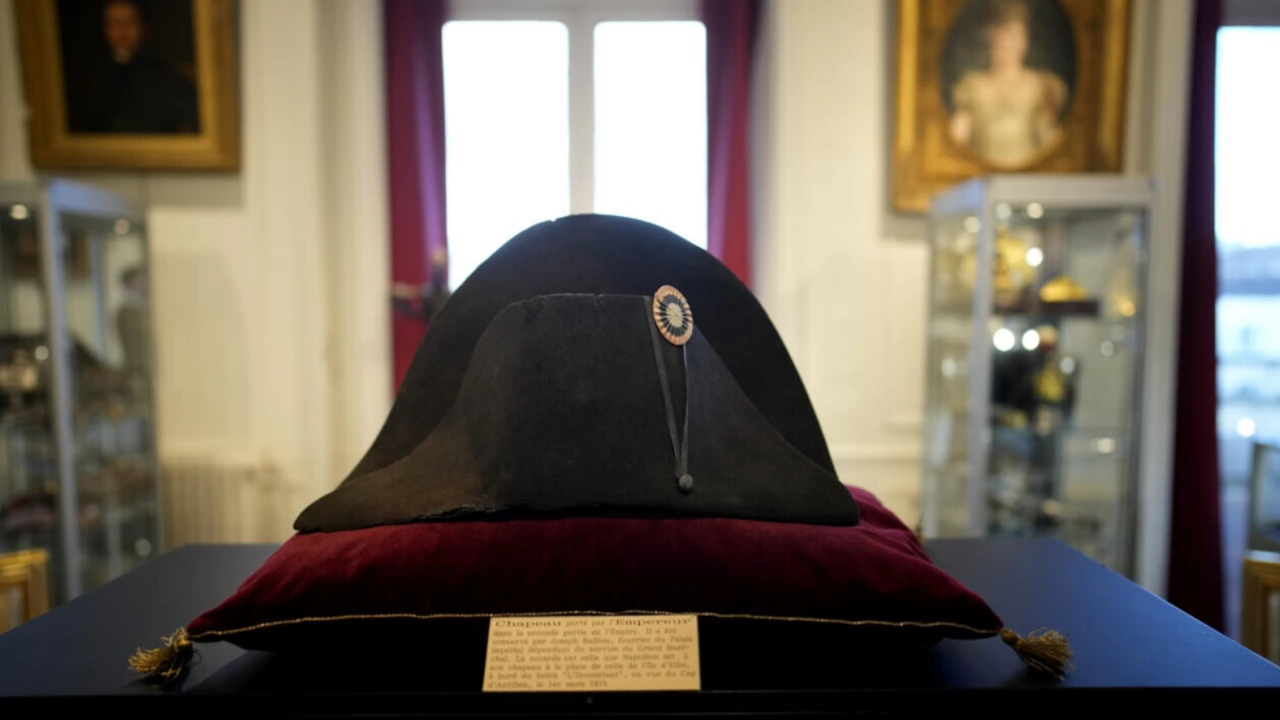 Шапка на френския император Наполеон Бонапарт бе продадена днес за