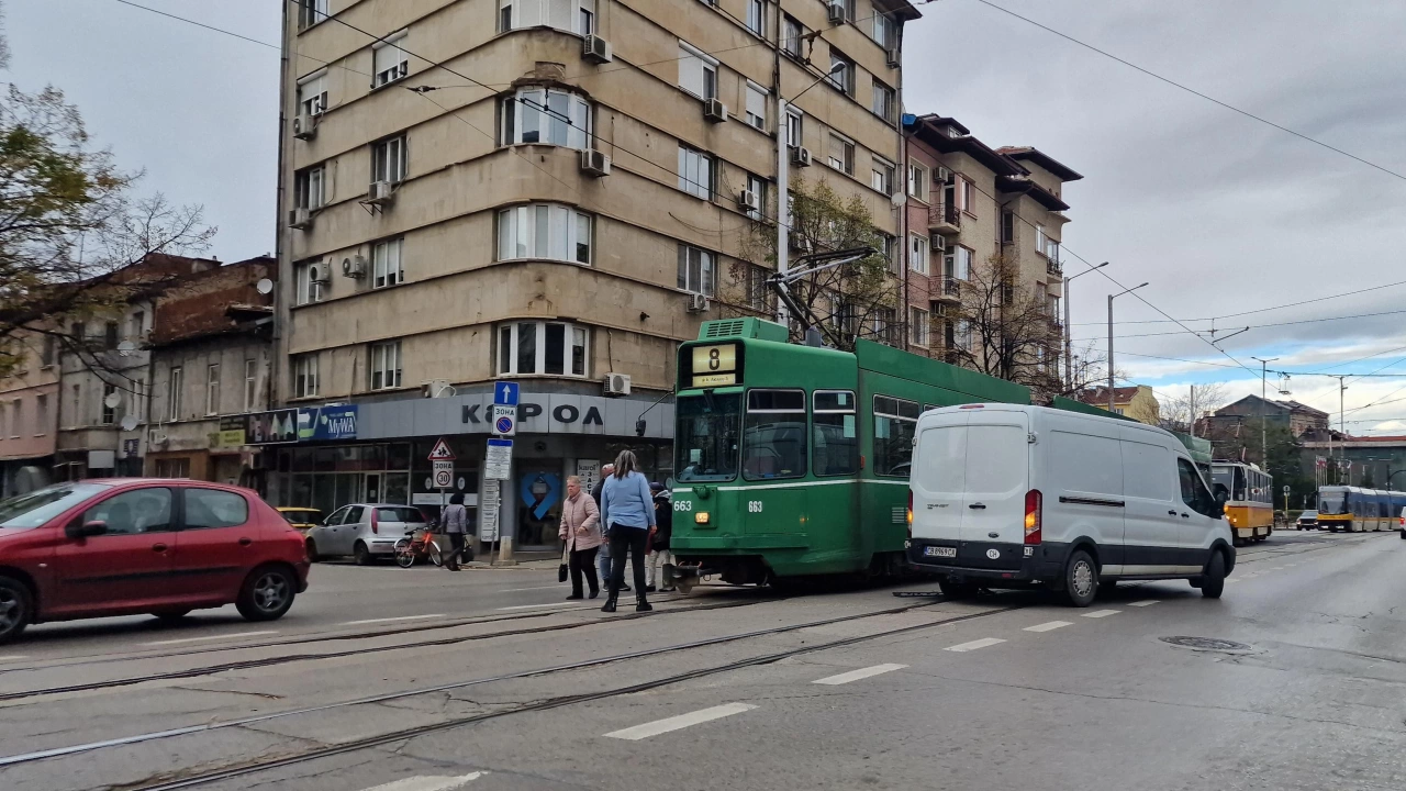 Трамвай и бус катастрофираха в близост до Министерство на земеделието в София В района се
