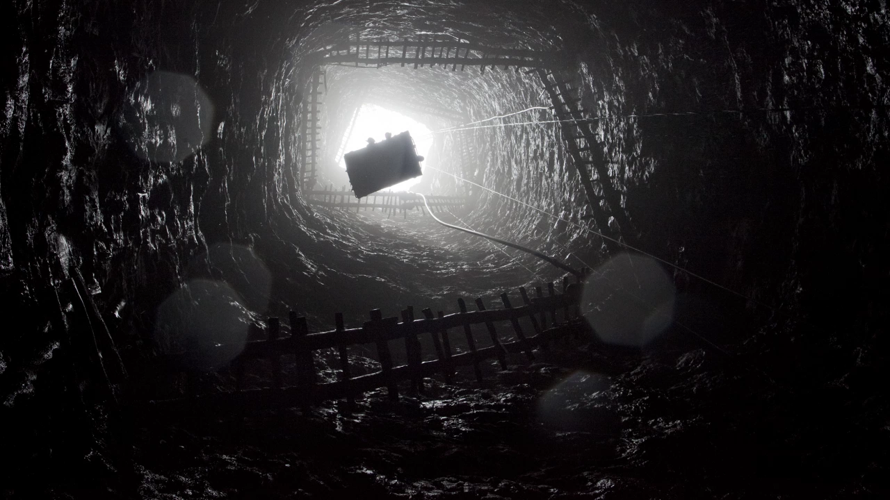 Появи се видео на заклещените в тунела в Северна Индия