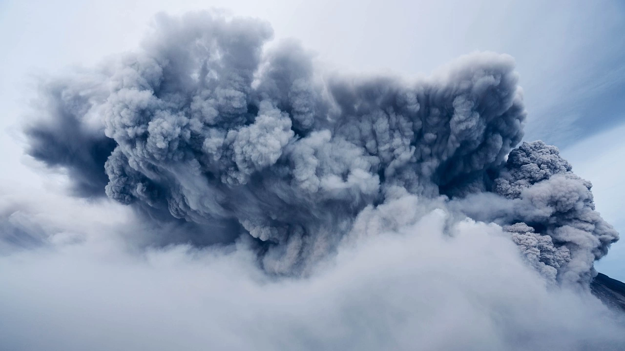 Облаци дим и пепел покриха небето над Папуа Нова Гвинея след изригването на