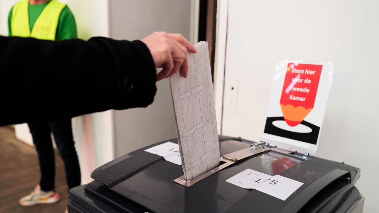 Нидерландците започнаха днес да гласуват в оспорваните парламентарни избори на