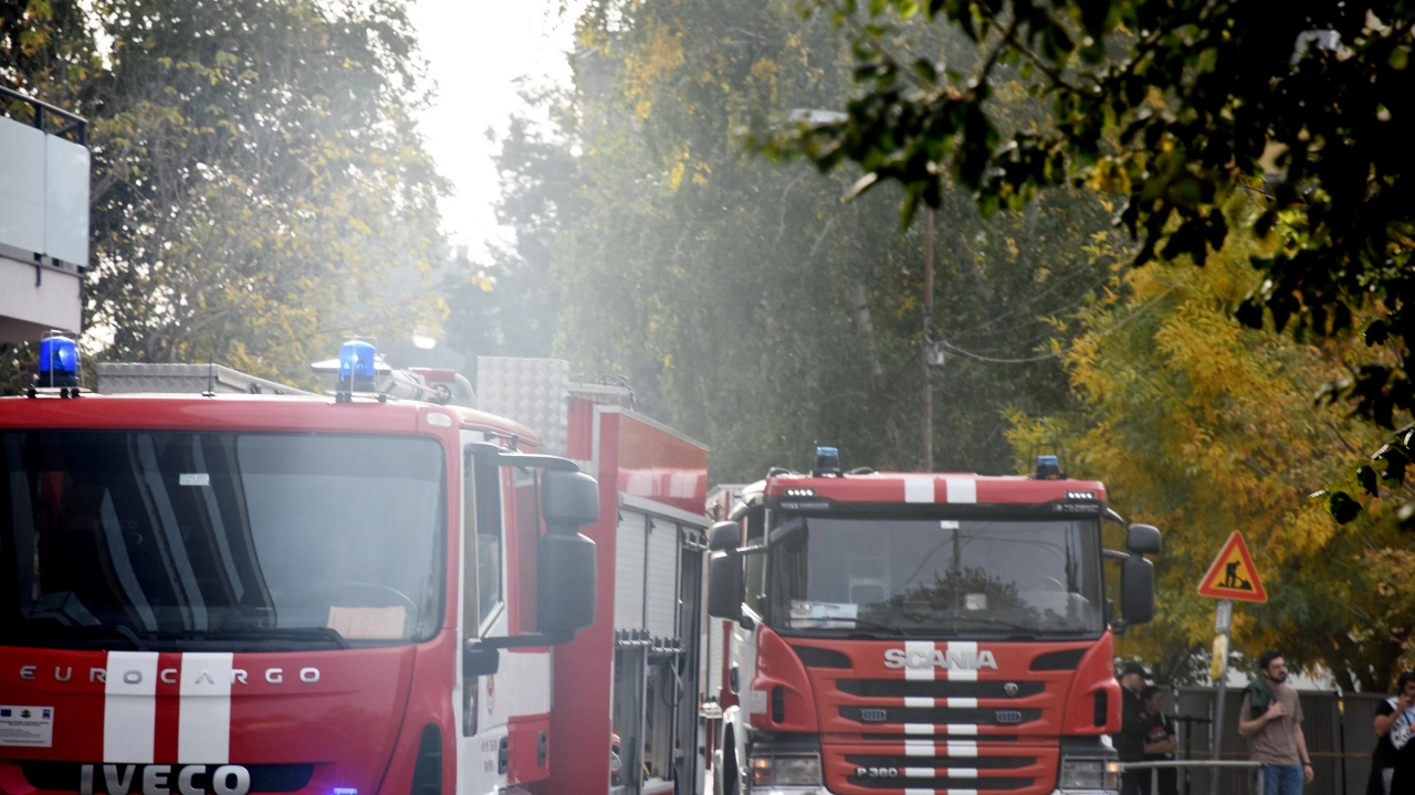 Пожарникари спасиха клошар качен на горящ покрив Инцидентът е станал