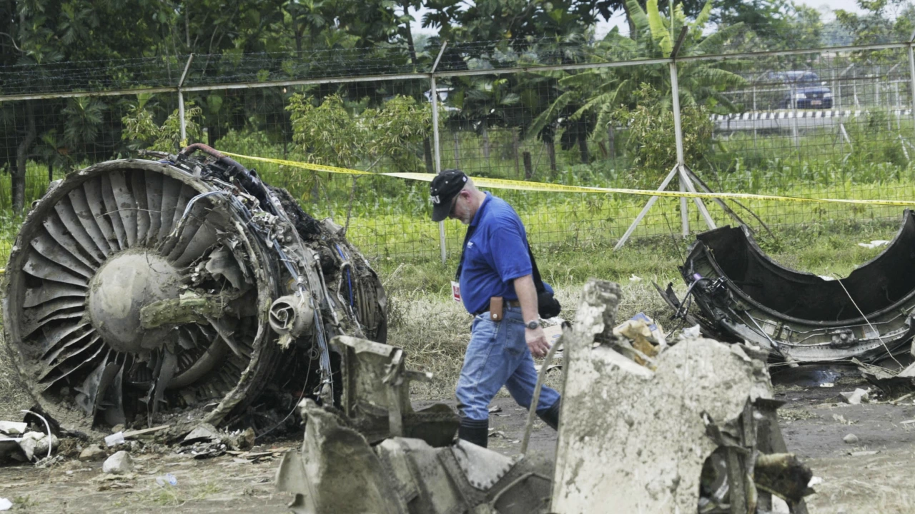 Пилот на едномоторен самолет почина след като машината му се разби паркинг до