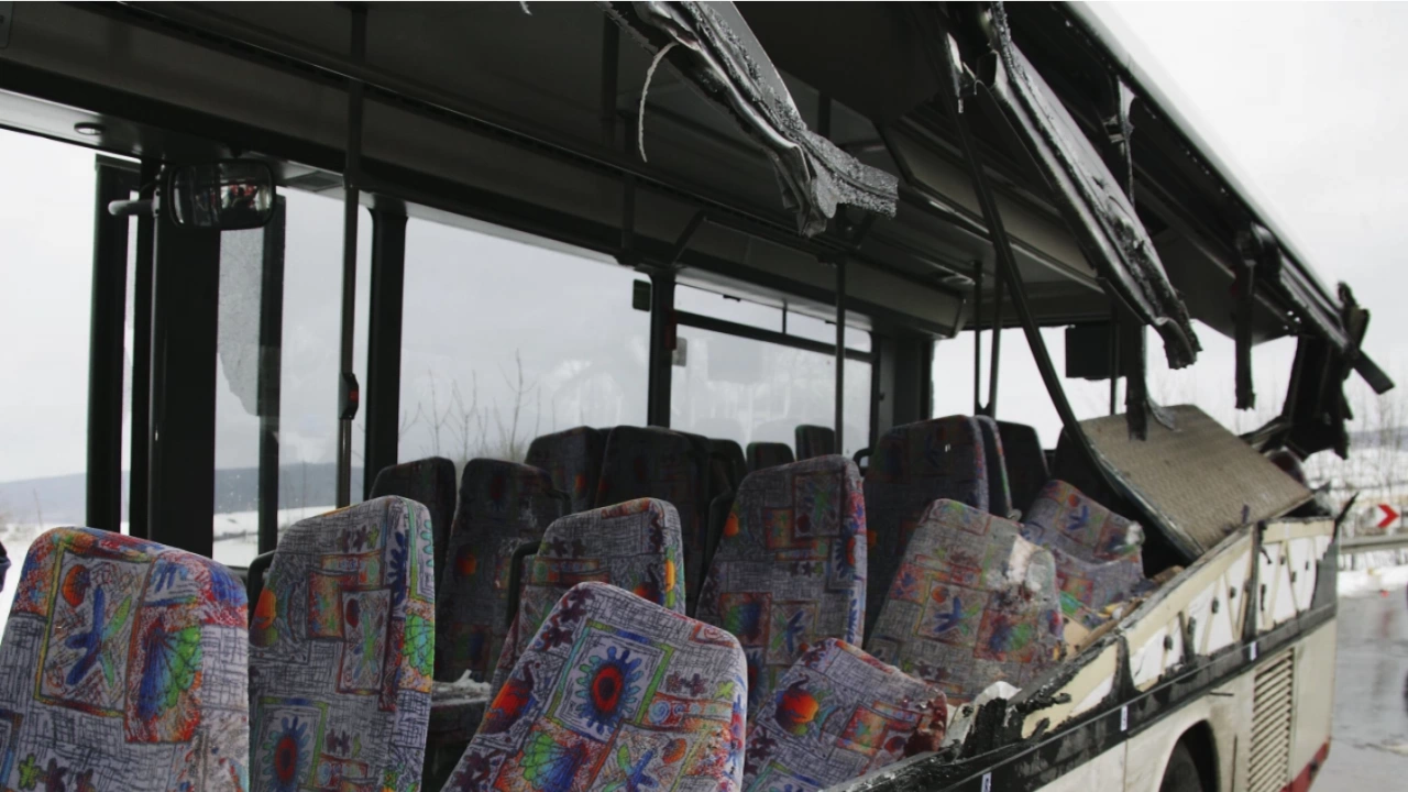Автобус с 16 деца от детско юношеската школа на Литекс е