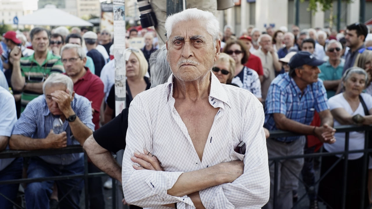 Пенсионерските организации в цяла Гърция организираха протест за повишаване и