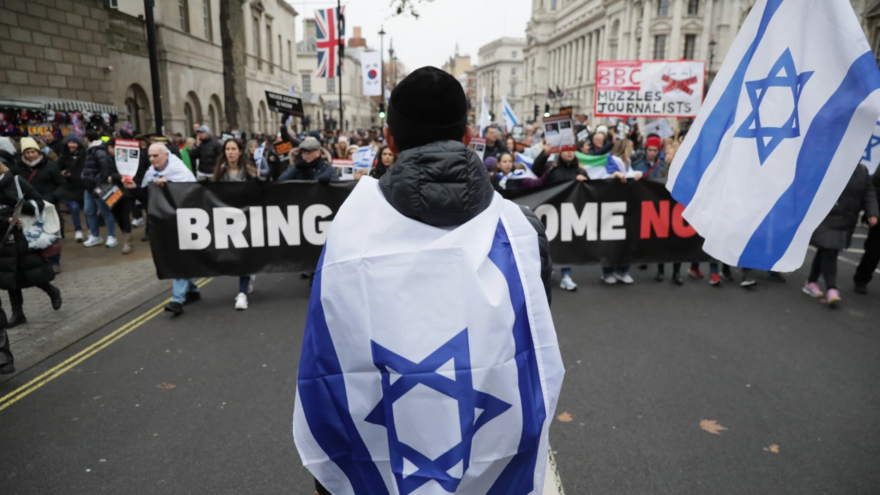 Хиляди хора излязоха днес в Лондон на демонстрация срещу антисемитизма