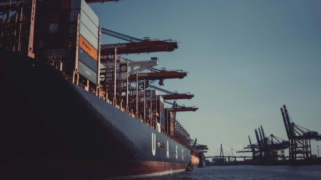 Товарен кораб, плаващ под флага на Република Палау, е заседнал
