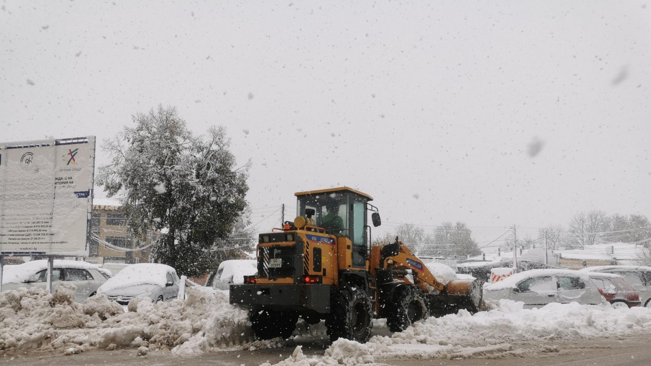 Успокоява се обстановката в Разград след обилните снеговалежи, които блокираха
