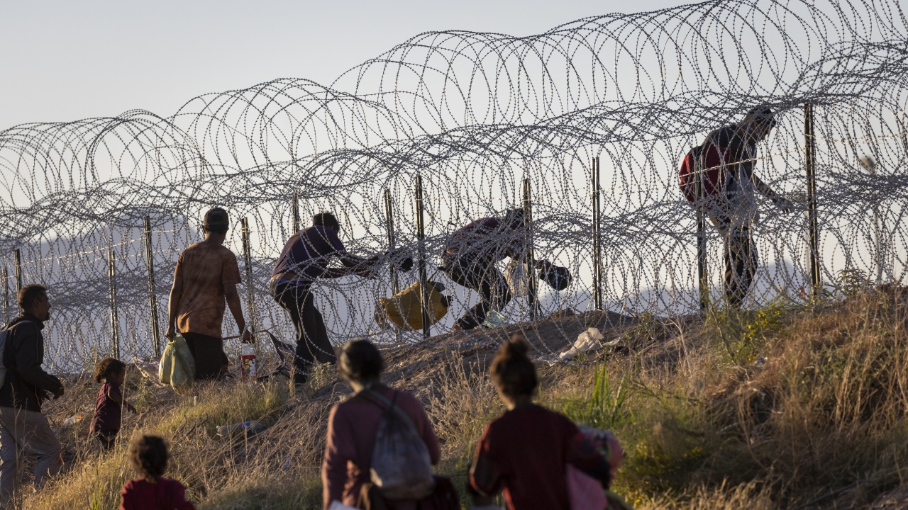 В ЕС незаконно са проникнали 300 хиляди мигранти от началото на годината, обяви ЕК