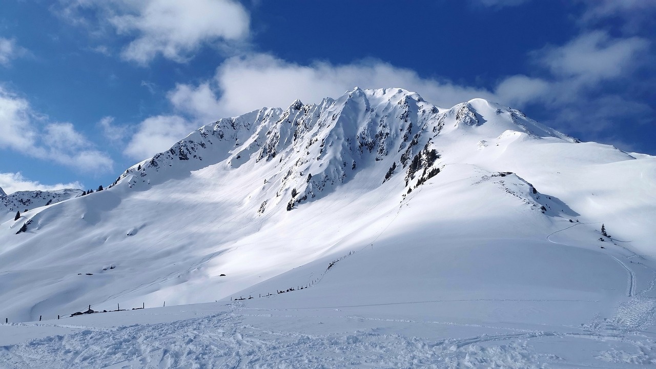 Обилен снеговалеж със силен вятър допринася за повишаване на лавинната опасност