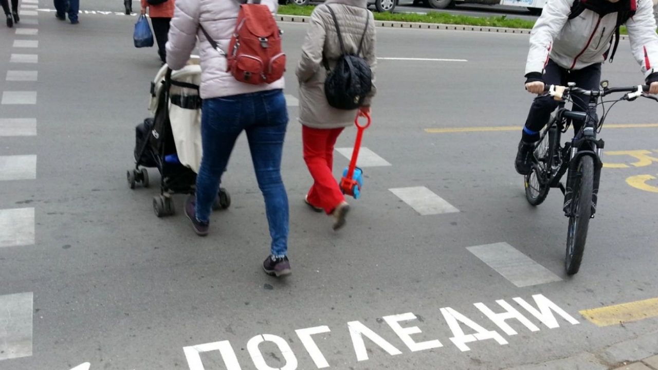 Блъснаха две деца на пешеходни пътеки в Сливен.
Те са приети