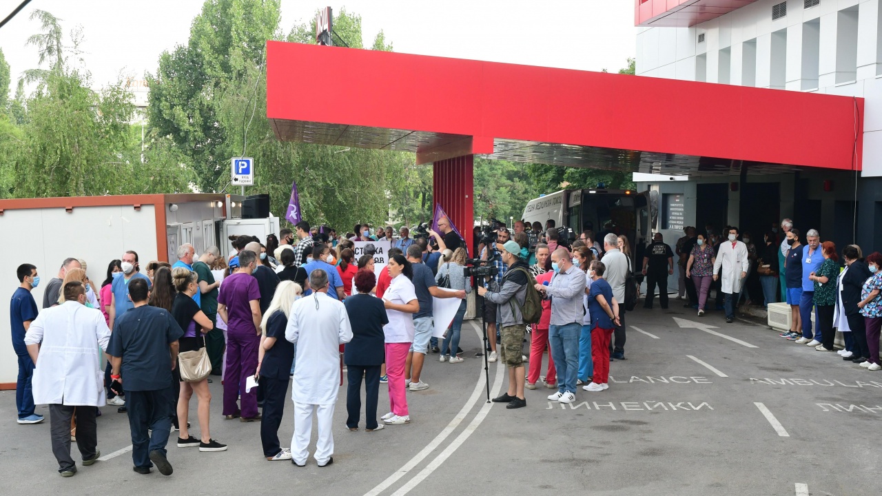 Протест пред „Пирогов“ в защита на началника на клиниката по детска хирургия
