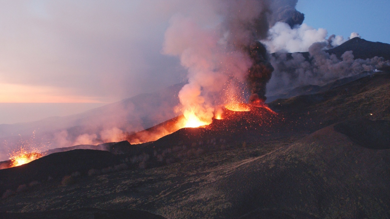 Вулканът Етна изхвърли огромно количество лава
