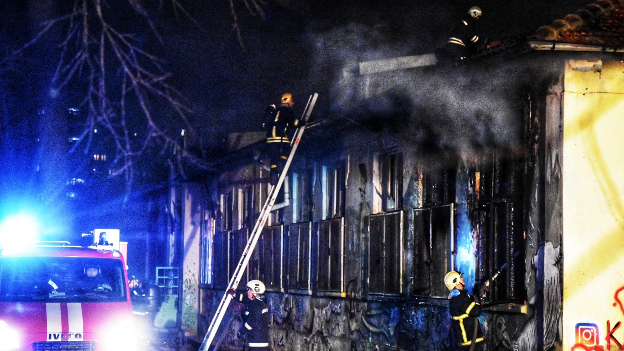 Помощното училище Братя Миладинови във Варна се запали тази вечер,