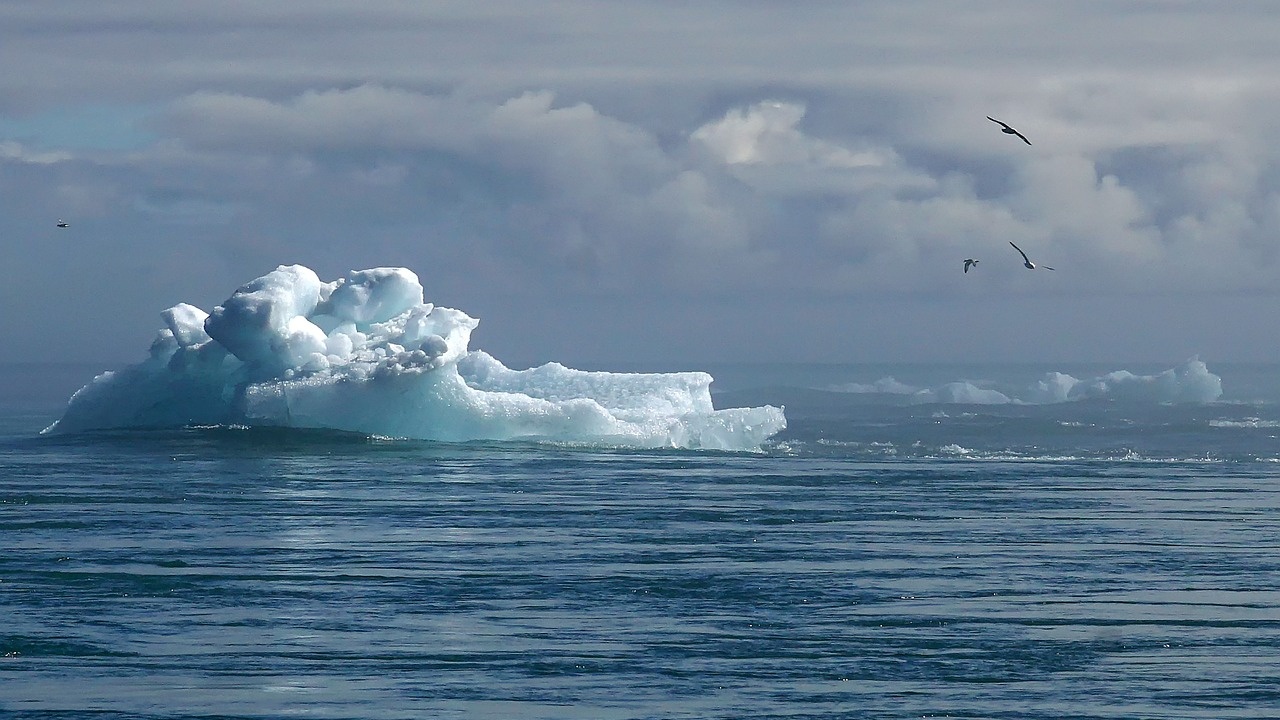Най-големият айсберг в света се насочи към южната част на Атлантическия океан