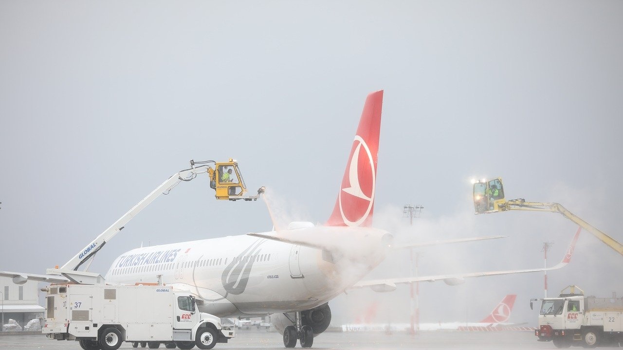 Летището на Мюнхен отмени всички полети до 12:00 ч. местно време заради обилен снеговалеж