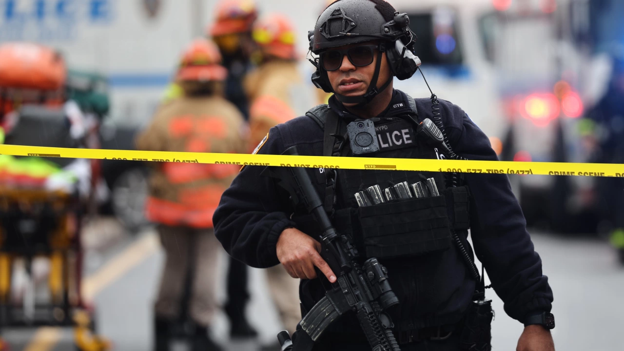 Американската полиция и федерални агенти издирват нападател прострелял и ранил