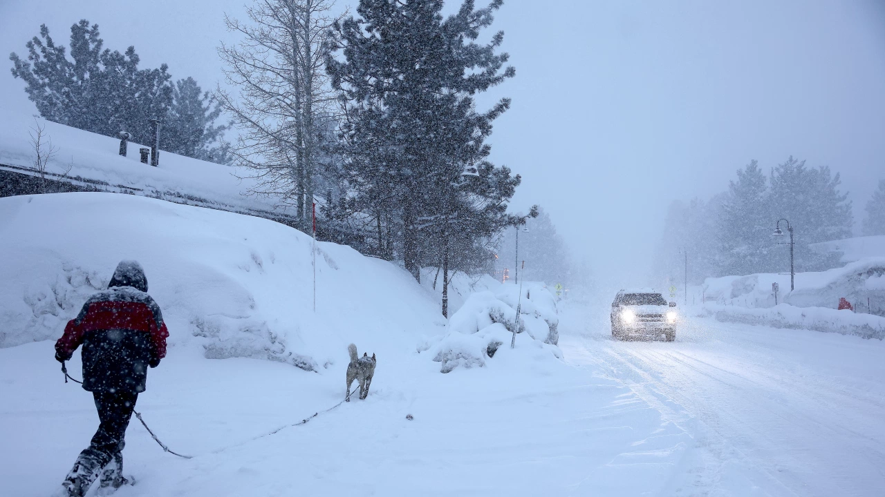 Същият метеорологичен фронт преминал над България доведе до снежни виелици и