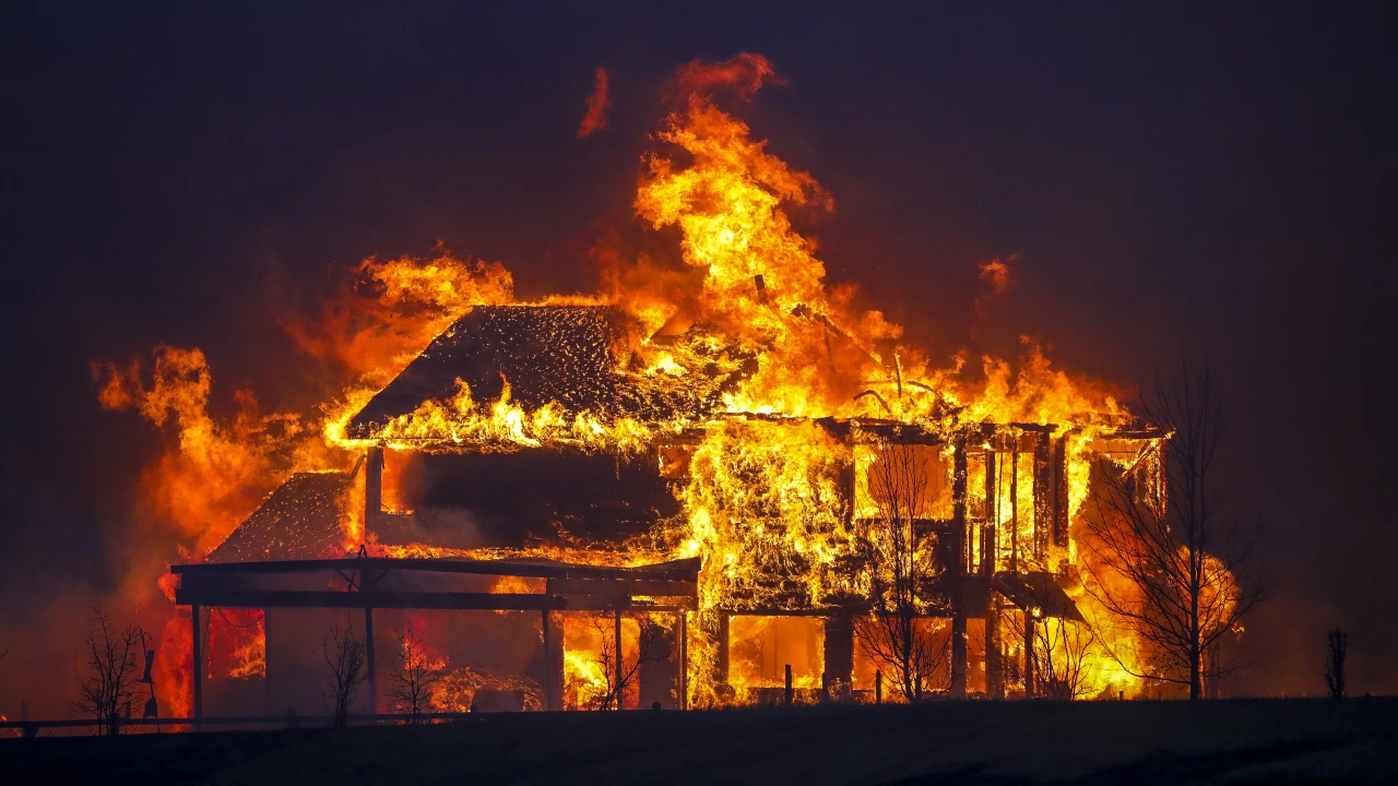 Самотно живеещ мъж загина при пожар в дома си във