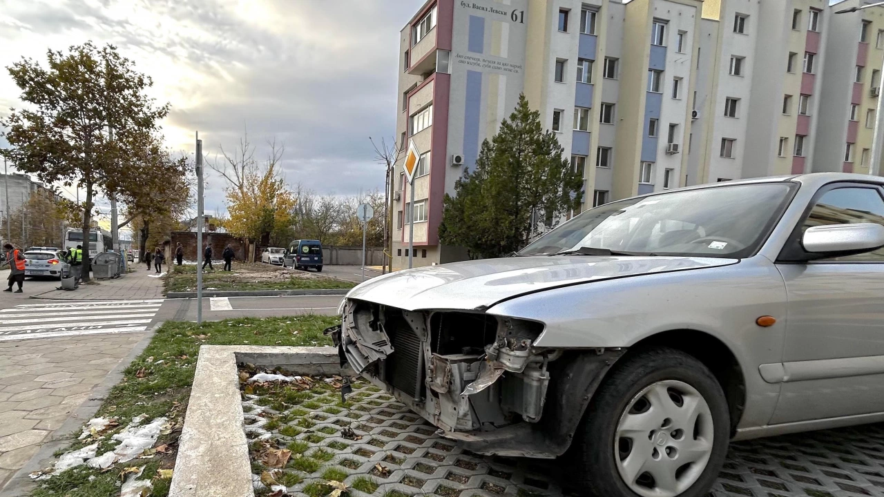 В Хасково тролейбус и лек автомобил Мазда катастрофираха на бул Васил
