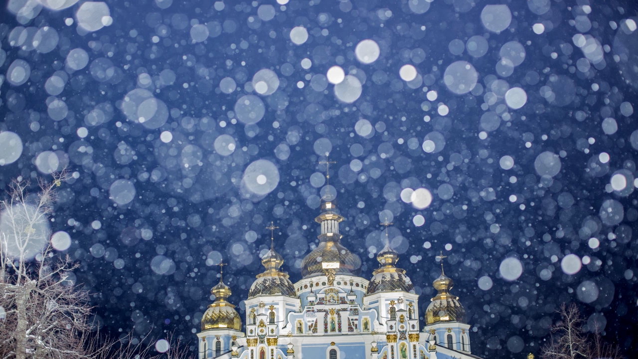 Най малко десет души загинаха при зимните бури обхванали Украйна съобщи