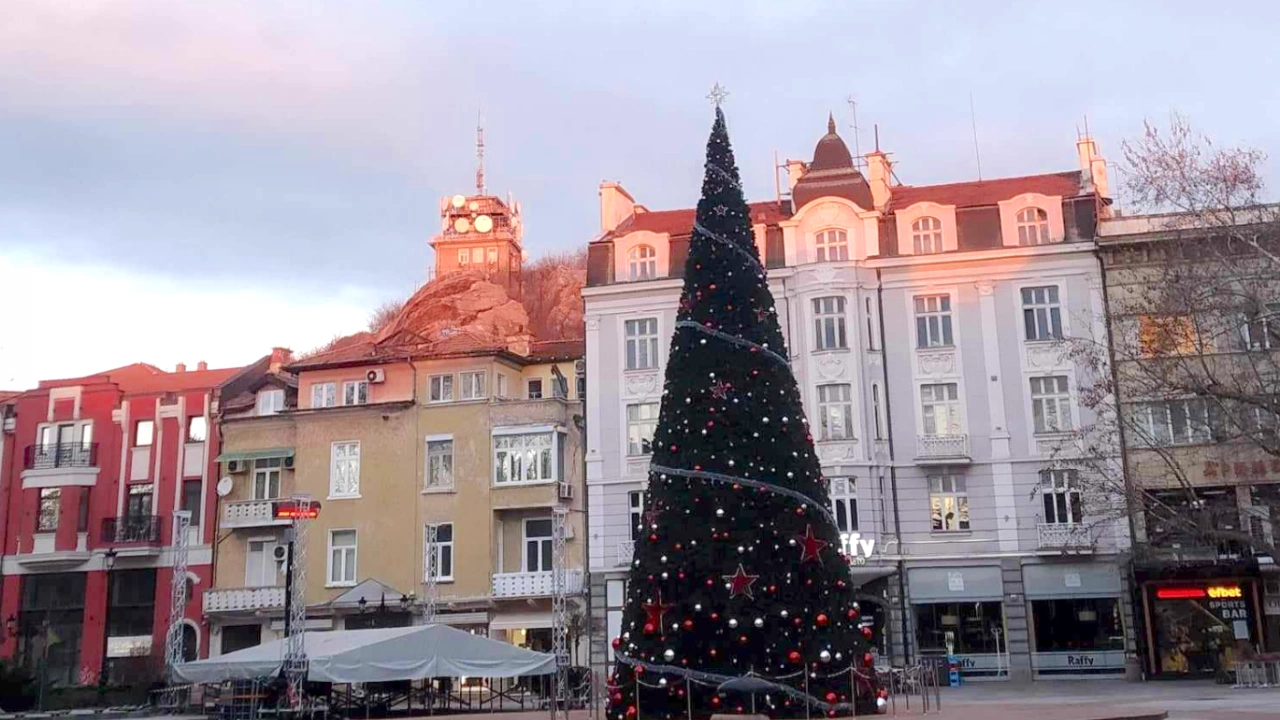Светлините на коледното дърво пред сградата на община Пловдив ще