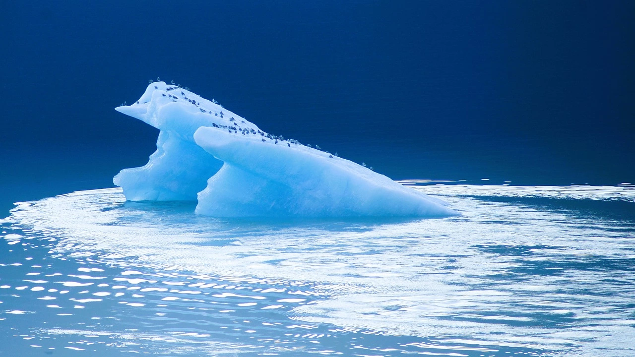 Най големият в света айсберг A23a през следващите месеци ще започне