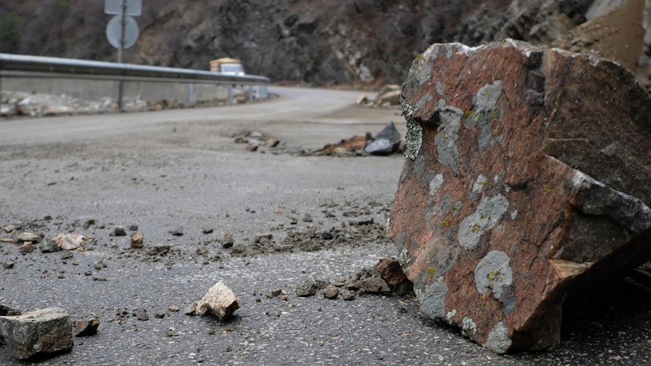 Паднали късове скали и камъни застрашават пътуващите в Кресненското дефиле