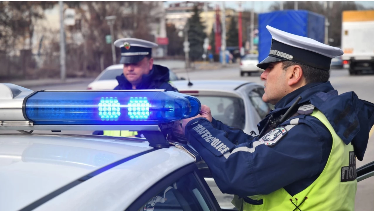 В село Руен община Руен област Бургас полицаи спрели за проверка