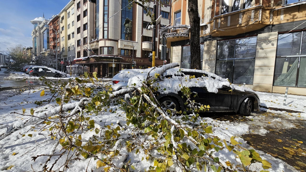 Пети ден след обилния снеговалеж в София са обработени малко