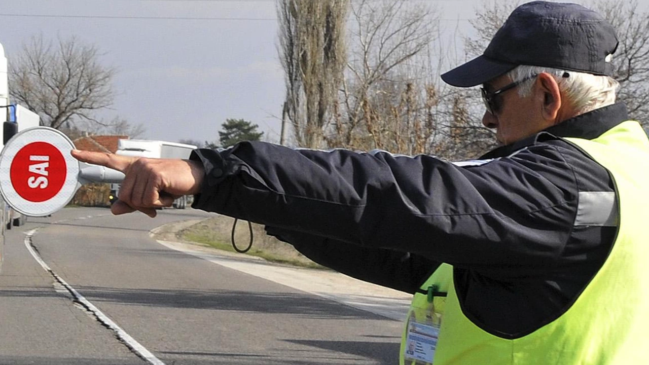 Полицията задържа пиян шофьор на автобус в Софийско докато изпълнява редовен курс